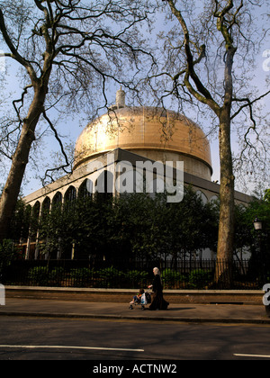 Regents Park London England London Central Mosque außen vom Regents Park mit muslimischen Mutter und Kind im Kinderwagen Stockfoto