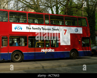 Doppeldecker-Bus mit Werbung für David Beckham Academy London England Stockfoto