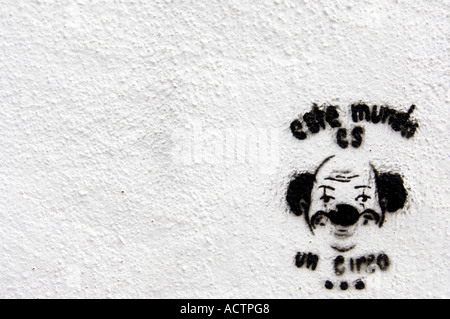 Stencil Art Clown Sprühlack Graffiti Este Mundo es un Circo dieser Welt ist ein Zirkus-Anweisung Gesicht horizontale Blakc und weißen co Stockfoto