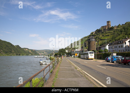 Riverside Blick auf Kaub, einer kleinen Stadt an den Ufern des Rheins in Deutschland. Gutenfels Burg liegt hoch über der Stadt. Stockfoto
