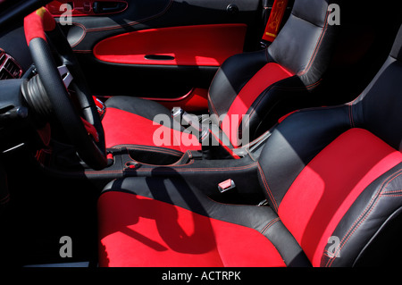 Innenraum eines Autos in schwarz gehalten und roten Farben Automobil Salon Sitze Tuning Stockfoto
