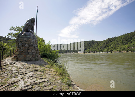 Skulptur der Sirene am Ufer des Flusses in der Nähe der Stadt St.Goarshausen Loreley. Mittelrhein-Tal, Deutschland. Stockfoto