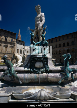 Italien, Toskana, Florenz, Piazza della Signoria.  Fontana di Nettuno, Brunnen, die Darstellung der Meeresgott Neptun und Wassernymphen. Stockfoto