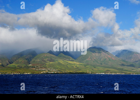 Steile Schluchten der West Maui Mountains in Lahaina aus dem Meer Stockfoto