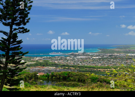 Angedockte Kreuzfahrtschiff im Hafen von Kahului aus Wailuku Höhen Insel Maui Hawaii Stockfoto