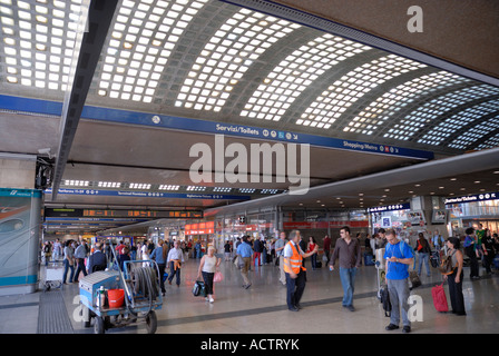 Der Hauptbahnhof in Rom Italien Stazione Centrale di Termini) Roma Termini (in italienischer Sprache, Stazione Termini - Stazione Centrale di Termini) ist der Hauptbahnhof von Rom. Es ist benannt nach der alten Thermen des Diokletian (in Latein, Thermen), auf der anderen Straßenseite vom Haupteingang entfernt liegen.  Die Station verfügt über regelmäßige Zugverbindungen zu allen wichtigen italienischen Städten sowie tägliche Auslandsverkehr nach Paris, München und Basel. Mit seinen 29 Plattformen ist Roma Termini einer der größten Bahnhöfe in Europa. Stockfoto