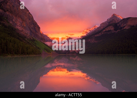 Lake Louise im Banff Nationalpark, Alberta Kanada, bei Sonnenaufgang Stockfoto