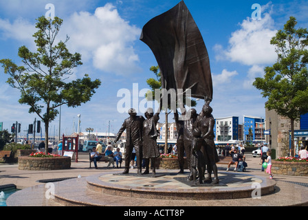 dh Liberation Square ST HELIER JERSEY Liberators Statue Menschen auf Sitzbank am Wasser Platz deutsche Kanalinseln Besetzung ww ii Weltkrieg 2 Stockfoto