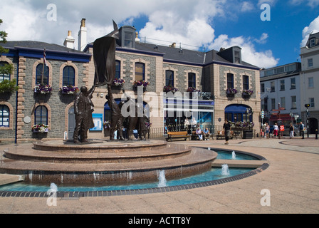 dh Liberation Square ST HELIER JERSEY Liberation Statue und Jersey Tourismus Büro Gebäude Kanal Inseln Krieg Stockfoto