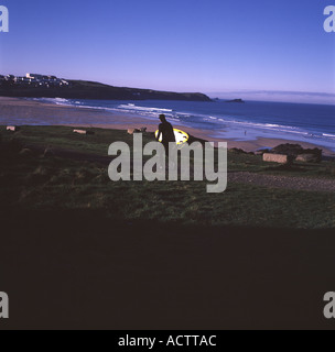 Eine Surferin Spaziergänge Fistral Strand im winter Stockfoto