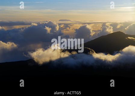 Invertierte Wolken bei Sonnenaufgang auf dem Gipfel des Haleakala Maui Stockfoto