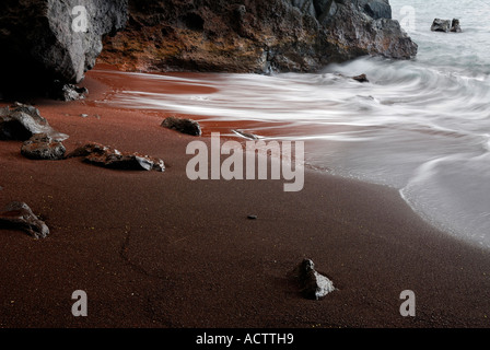 Roter Sandstrand mit Surf am Kauiki-Hügel in Hana Maui Hawaii Stockfoto