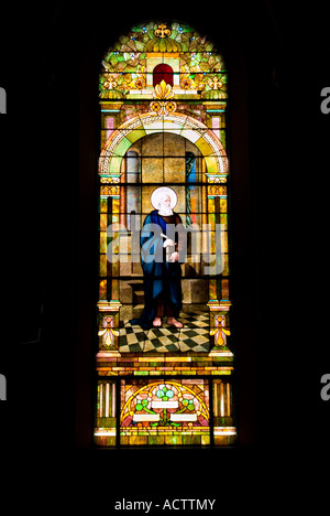 GLASMALEREI ARBEITEN MALEREI EINES HEILIGEN AN DER WAND DER ST.-JOSEPHS KIRCHE IN HOUGHTON, MICHIGAN Stockfoto