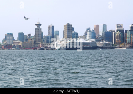 ANSICHT DER CANADA PLACE PIERS DOWNTOWN VANCOUVER VOM MEER SEITE ZEIGT ZWEI KREUZFAHRTSCHIFFE ANGEDOCKT UND PODESTEN PUDDLE JUMPER Stockfoto