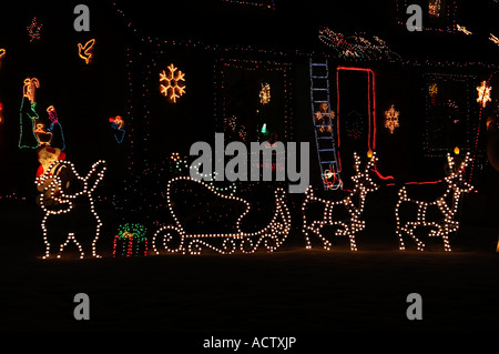 SANTA'S SCHLITTEN, RENTIERE, STERNE UND ANDERE WEIHNACHTSBELEUCHTUNG Stockfoto