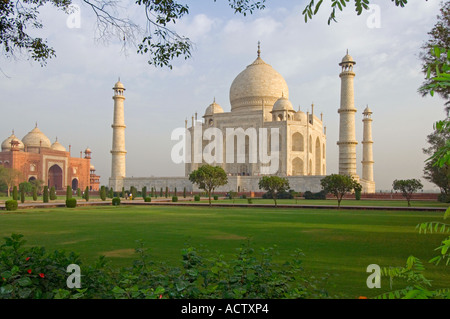 Ein Blick auf das Taj Mahal und umliegenden Ziergärten mit rotem Sandstein Moschee oder Masjid in den Westen. Stockfoto