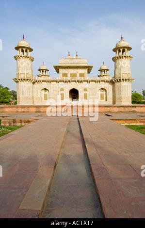 Eine Weitwinkelaufnahme des Itimad-Ud-Daulah Grabmal (das Baby Taj) in der Nachmittagssonne. Stockfoto