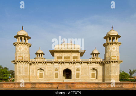 Eine Weitwinkelaufnahme des Itimad-Ud-Daulah Grabmal (das Baby Taj) in der Nachmittagssonne. Stockfoto