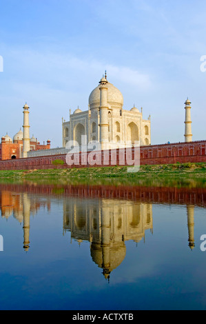 Eine Weitwinkel-Ansicht von der Rückseite des Taj Mahal und roten Sandsteinmauern Boundry spiegelt sich im Fluss Yamuna. Stockfoto