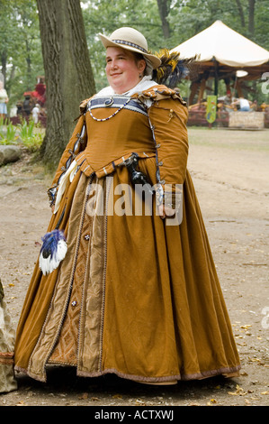 SEITENANSICHT EINER LÄCHELNDEN DAME IN RENAISSANCE KLEID Stockfoto