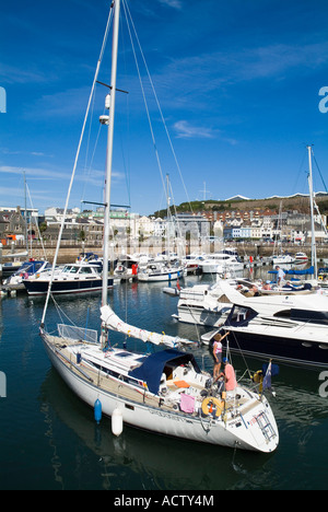 dh Albert Harbour ST HELIER JERSEY Weiße Yacht Ankunft St Helier Marina Segelboot uk Segelkanal Inseln Stockfoto