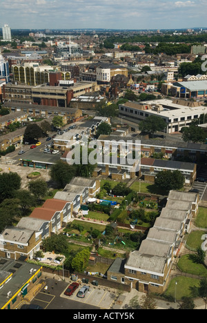 Arial Blick auf Stratford East London und Blick auf die Wohngärten 2007 2000er HOMER SYKES Stockfoto