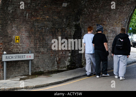 Urban london Kids, Teenager in baggy grauen Trainingshosen in Rich Street, Limehouse London E14 East End of London 2000s UK HOMER SYKES Stockfoto