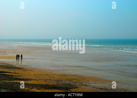 Fernen Wanderer auf Rhossili Strand auf der Halbinsel Gower, Wales Stockfoto
