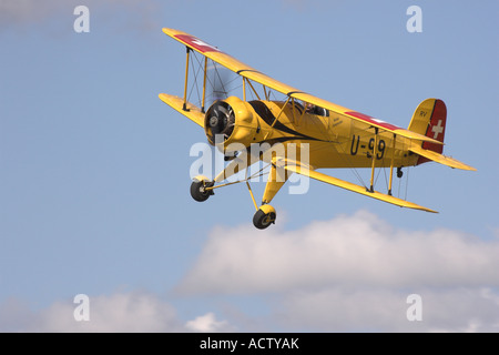 Bücker BU133 Jungmeister U-99 RV G-AXMT im Flug am Breighton Flugplatz, West Yorkshire, England Stockfoto