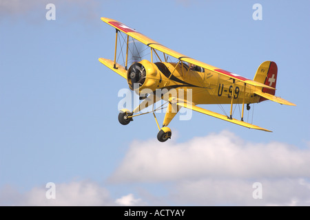 Bücker BU133 Jungmeister U-99 RV G-AXMT im Flug am Breighton Flugplatz, West Yorkshire, England Stockfoto