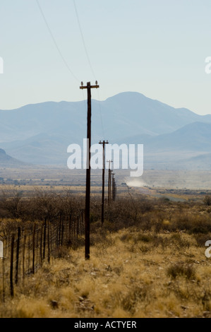 Telegrafenmasten auf Straße nach Soussusvlei Namibia Stockfoto