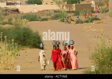 Eine Gruppe von Frauen Rajasthani Dorfes sammeln Wasser 1 km aus ihrem Dorf in der Thar Wüste etwa 40km von Jaisalmer. Stockfoto