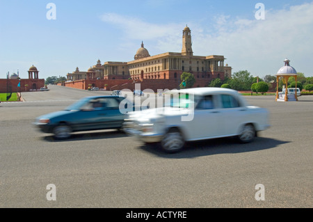 Ein Blick auf die Sekretariat Gebäude (Süd Block) auf Raisina Hügel mit einer weißen Botschafter Auto Reisen vorbei mit Motion blur. Stockfoto