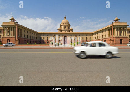 Ein Blick auf die Sekretariat Gebäude (Süd Block) auf Raisina Hügel mit einer weißen Botschafter Auto Reisen vorbei mit Motion blur. Stockfoto