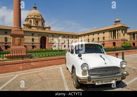 Ein Blick auf die Sekretariat Gebäude (Süd Block) auf Raisina Hügel mit einer weißen Botschafter Regierung Auto außerhalb parken. Stockfoto