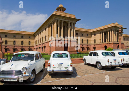 Ein Blick auf das Sekretariat Gebäude (Süd Block) auf Raisina Hügel mit mehreren weißen Botschafter Regierung Autos parkten außerhalb. Stockfoto