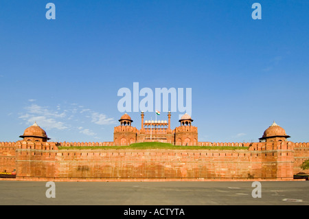 Ein Weitwinkel-Blick auf den imposanten Turretted Befestigungsanlagen des Roten Forts (Lal Qila) in Delhi. Stockfoto