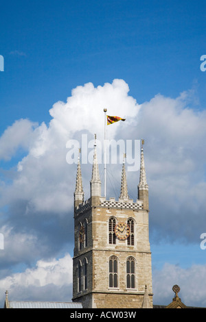 Southwark Cathedral Turm im Sommersonnenschein mit blauem Himmel London England UK Großbritannien Stockfoto