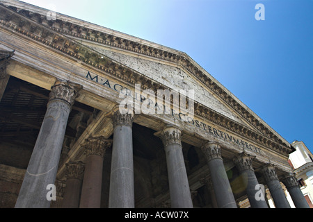 Pantheon-Fassade: Einen dramatischen Blick auf die vorderen Stützen des römischen Pantheons Stockfoto