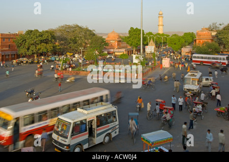 Erhöhten Blick auf eine typische Straßenszene an einer belebten Kreuzung in Jaipur mit langsamen Verschlusszeit für Motion blur. Stockfoto