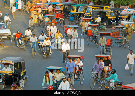 Einen erhöhten Blick auf einen typischen belebten Straße Verkehr Straßenszene in Jaipur. Stockfoto