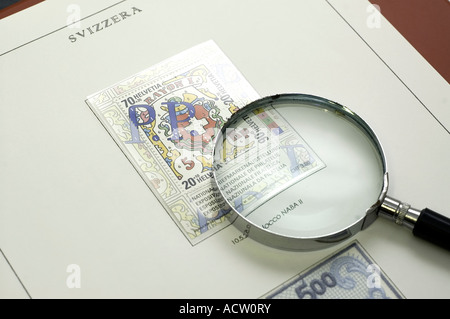 eine Schweizer Sammlung von Briefmarken in einem album Stockfoto