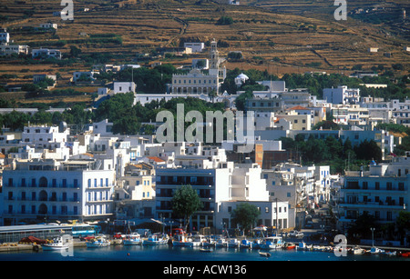 nördliche Kykladen-Tinos Griechenland Insel Blick auf den Hafen mit der Kirche der Panagia Evangelistria im Hintergrund Stockfoto