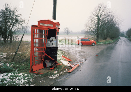 In der Nähe von hat Wiltshire England Telefon Box Kiosk zerstört durch Auto Automobil bei Verkehrsunfall RTA Stockfoto