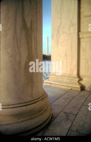 Das Washington Monument, umrahmt von den Säulen des Jefferson Memorial in Washington, D.C. Stockfoto