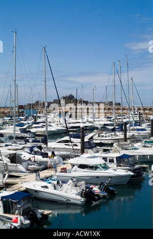 dh Elizabeth Marina ST HELIER JERSEY Yachts und Boote anlegen Neben dem Steg Ponton Elizabeth Castle Anchorage Channel Islands Pontoons uk Stockfoto