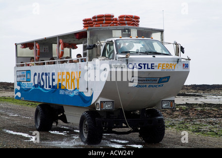 dh St Aubin Bay ST HELIER JERSEY Schloss Fähre amphibische Ente Transport auf Elizabeth Castle Causeway Stockfoto