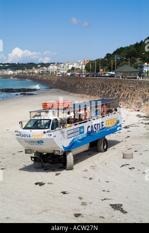 dh St Aubin Bay ST HELIER JERSEY Elizabeth Castle Causeway Fähre Ente Transport am Meer Strand Stockfoto