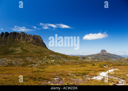 Australien Tasmanien Cradle Mountain Lake St. Clair National Park Überland Spuransicht Barn Bluff Stockfoto