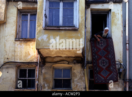 Ein Mann, die Reinigung eines Teppichs im Stadtteil Sultanahmet Istanbul Türkei Stockfoto